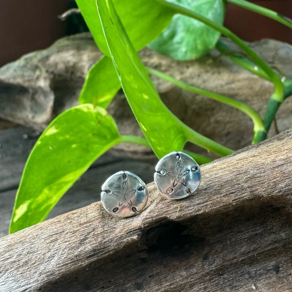 925 Sterling Silver earrings Ear Stud sand dollar NWOT - Picture 2 of 3